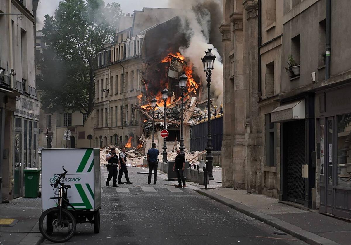 La explosión ha provocado un incendio en el centro de París.