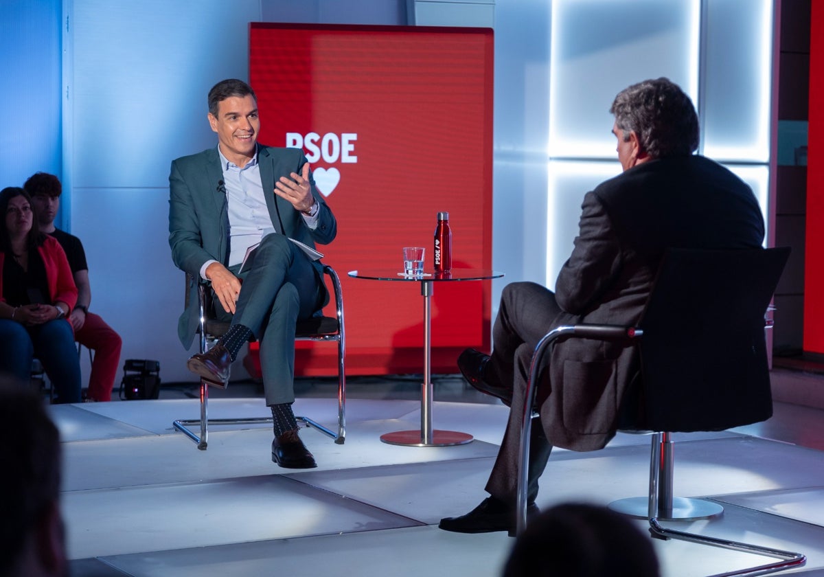 Sánchez charla con el ministro Escrivá en una serie de actos organizados por el PSOE dentro de la precamapaña para los comicios del 23-J