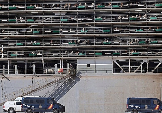 El buque Mawashi Express, atracado este jueves en el puerto de San Roque (Cádiz).