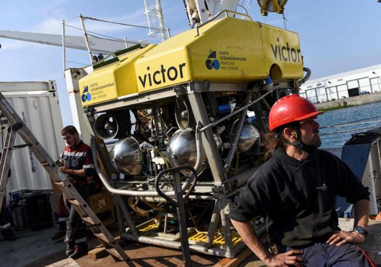 Imagen principal - El robot canadiense 'Victor', capaz de llegar a más profundidad que el lugar donde yace el 'Titanic', logró localizar varias piezas del submarino en el marco del amplio operativo desplegado desde el domingo.