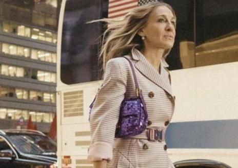 Imagen secundaria 1 - Tres iconos del vestuario de Carrie Bradshaw: los manolos, el bolso baguette y el broche flor.