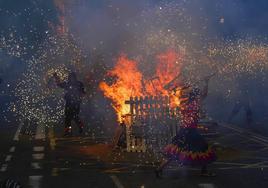 Encendida de una hoguera en el Barrio de la Sagrera de Barcelona este viernes, con motivo de la verbena de Sant Joan.