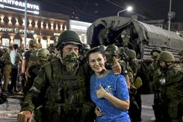 La imagen inédita de la ocupación de Rostov, una joven vecina se hace una foto con uno de los mercenarios del Grupo Wagner.