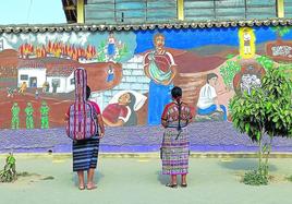 Un mural recrea escenas de la guerra civil que asoló Guatemala entre 1960 y 1966.