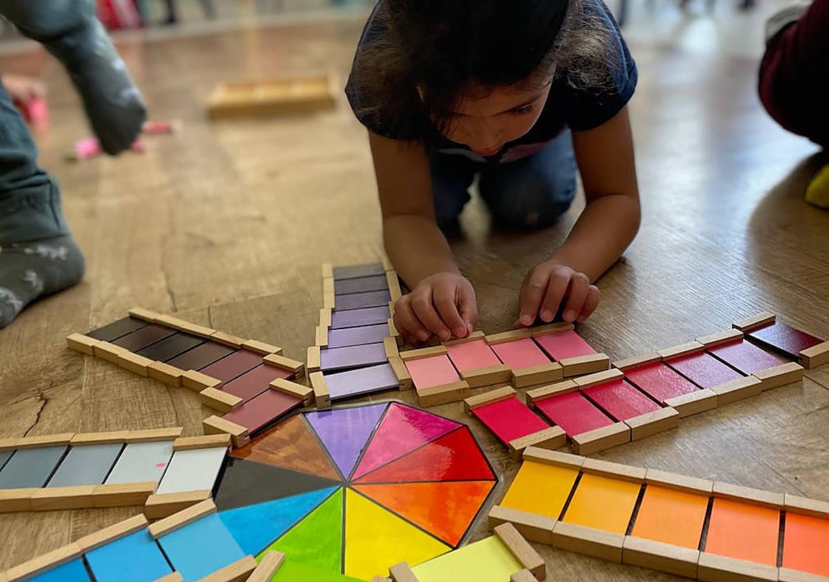 Una niña juega con colores en el colegio público San Benito de Madrid, que ha incorporado el método Montessori a la educación infantil.