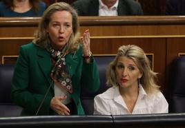 Nadia Calviño y Yolanda Díaz en el pleno del Congreso el pasado marzo.