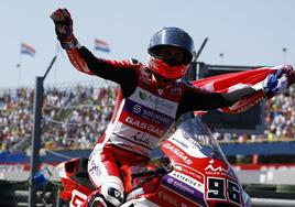 Dixon celebra el triunfo en Assen.