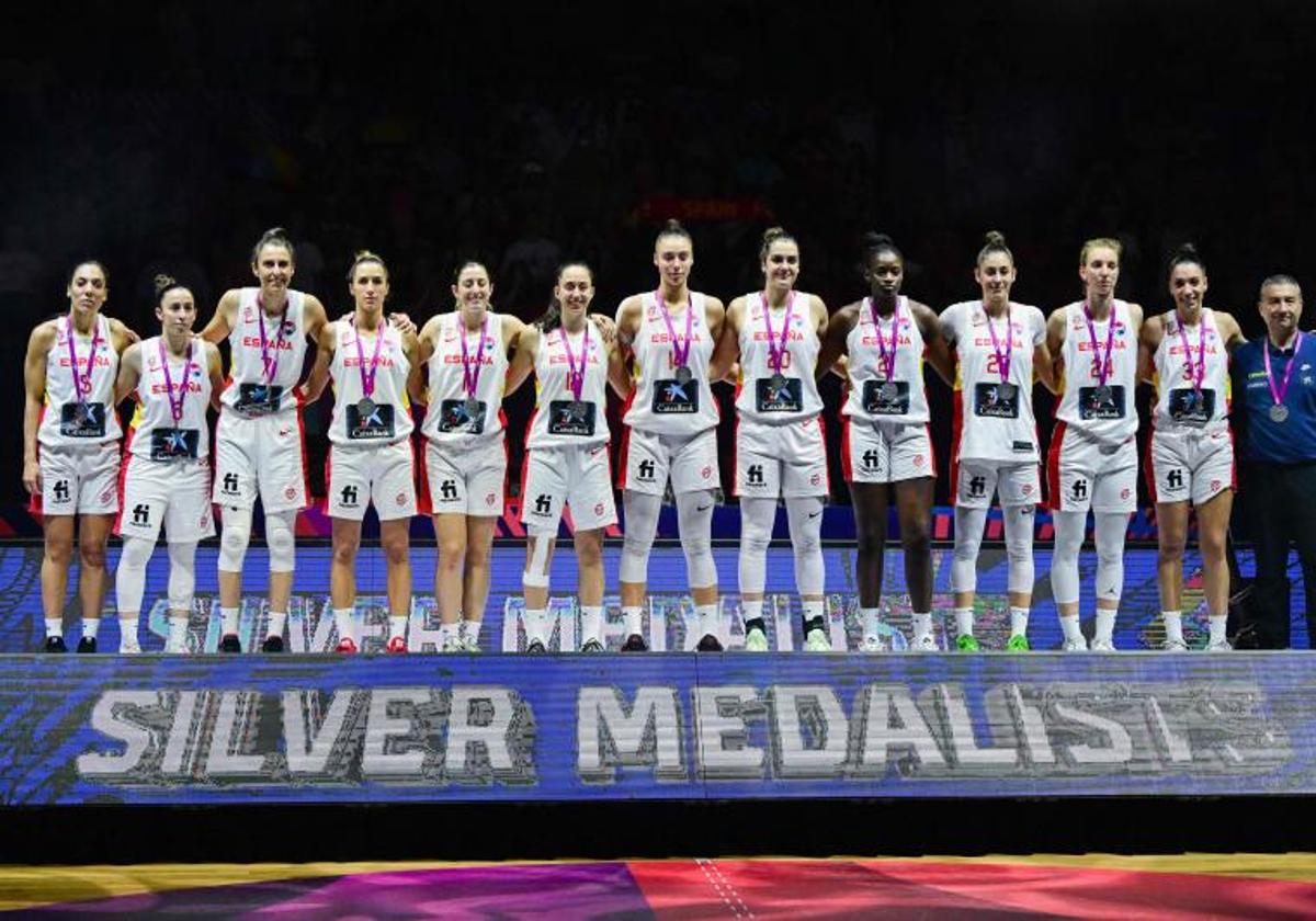 Las jugadoras españolas posan con la medalla de plata.