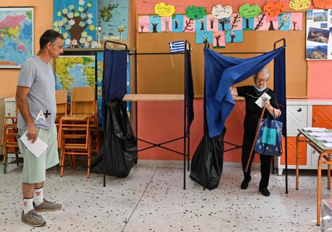 Una mujer se dispone a emitir su voto en un colegio electoral de la capital helena.