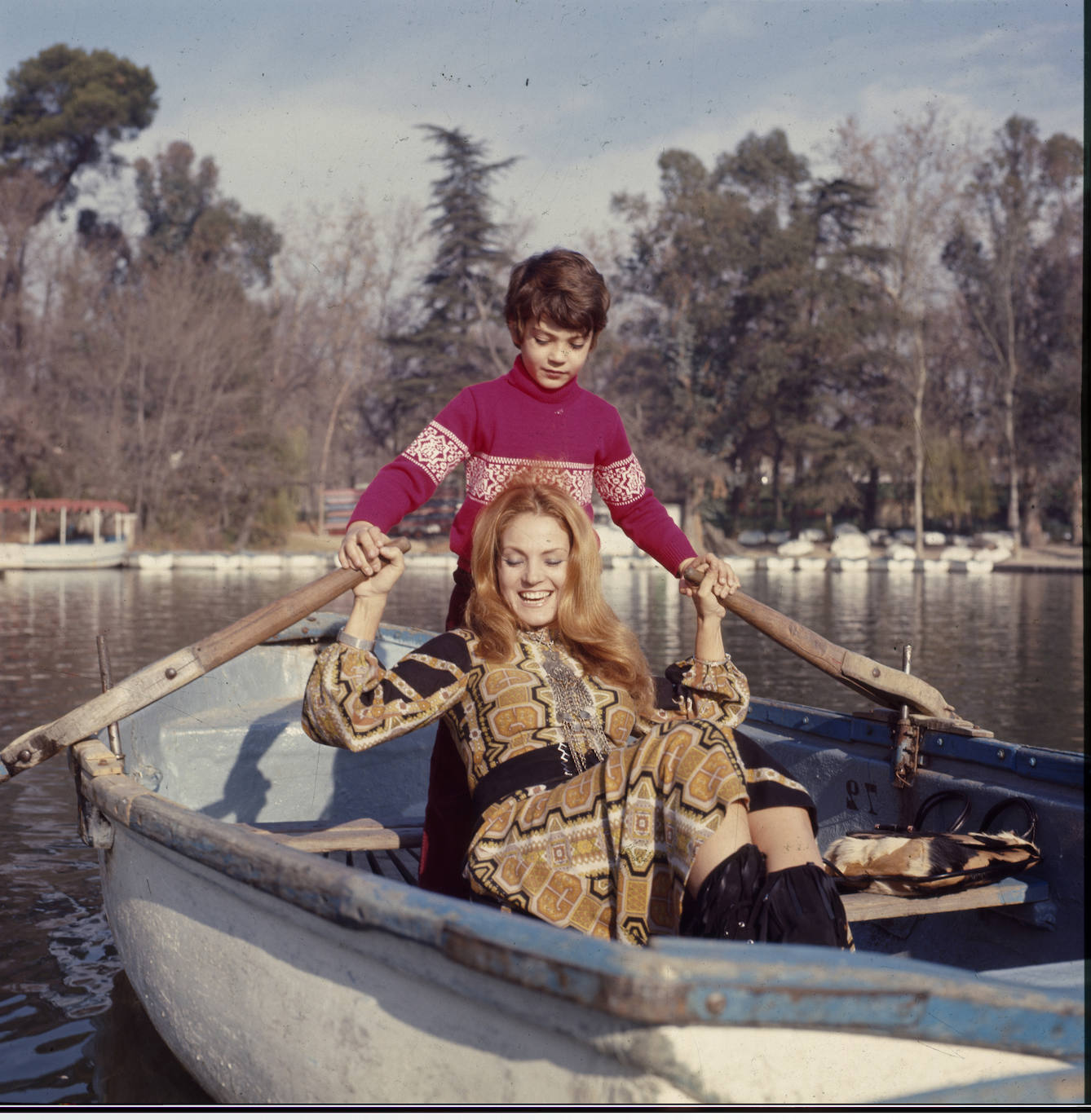 Sevilla con su hijo, Augusto Algueró, en el Retiro en 1975. 