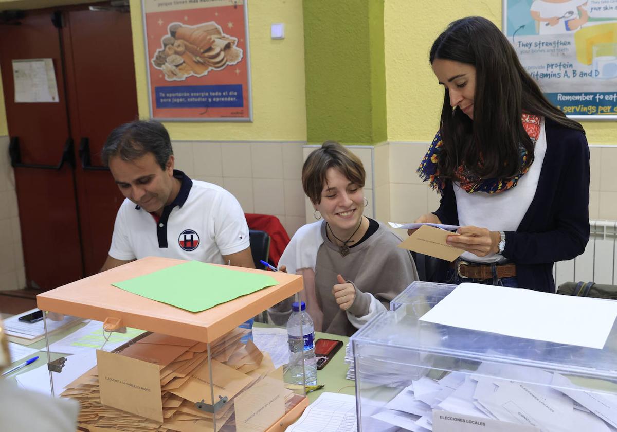 Integrantes de una mesa electoral el pasado 28-M en Madrid