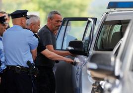 Uno de los policías kosovares liberados por Serbia a su llegada este lunes al cruce fronterizo de Merdare.