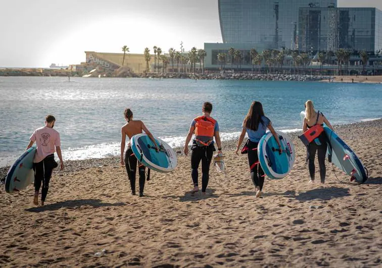 Ciencia y surf unidos para limpiar de microplásticos las costas españolas
