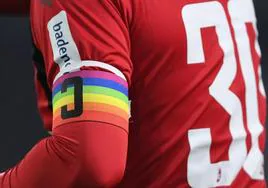 El defensor alemán Christian Guenter luce un brazalete del equipo con los colores del arcoíris durante un partido de Bundesliga el 10 de noviembre de 2019