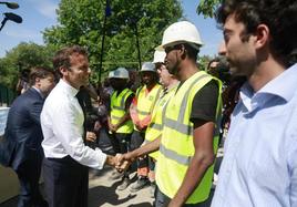 Macron durante la visita en Marsella a una escuela primaria que está siendo renovada.