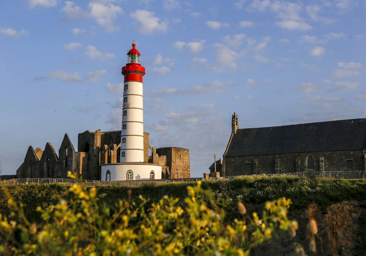 El faro de Saint- Mathieu se levanta sobre una antigua abadía benedictina del siglo XI. Plougonvelin