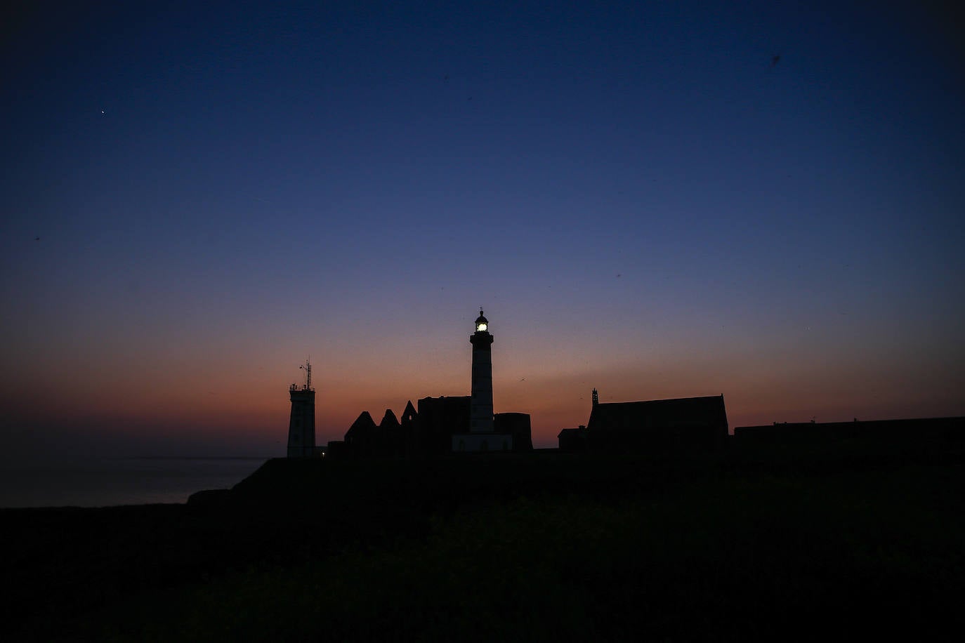 Faro de Saint- Mathieu. Faro de 37 metros de altura, ubicado a 58 metros del nivel del mar. Se levanta sobre una antigua abadía benedictina del siglo XI. Plougonvelin (Francia)