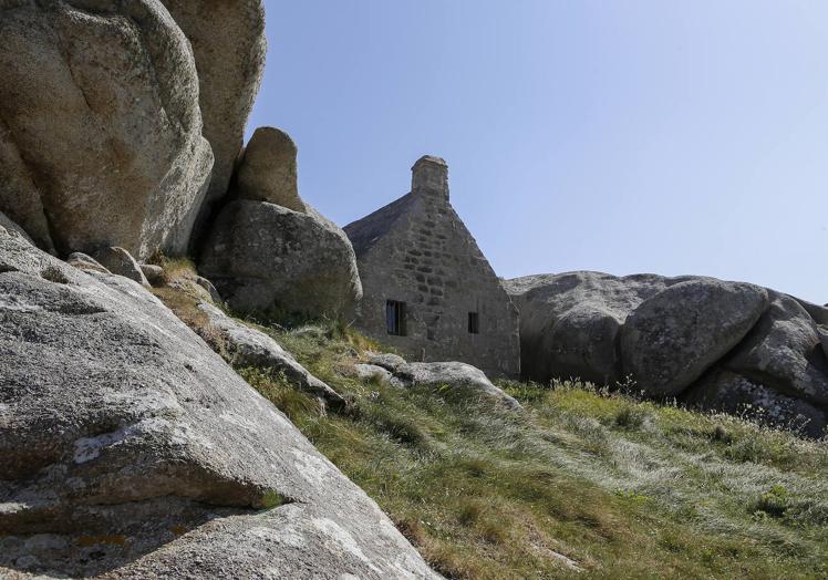 Meneham es un antiguo puesto de guardia reconvertido en poblado de pescadores. Sus casas de piedra se cobijan entre rocas gigantes. Kerlouan (Francia)