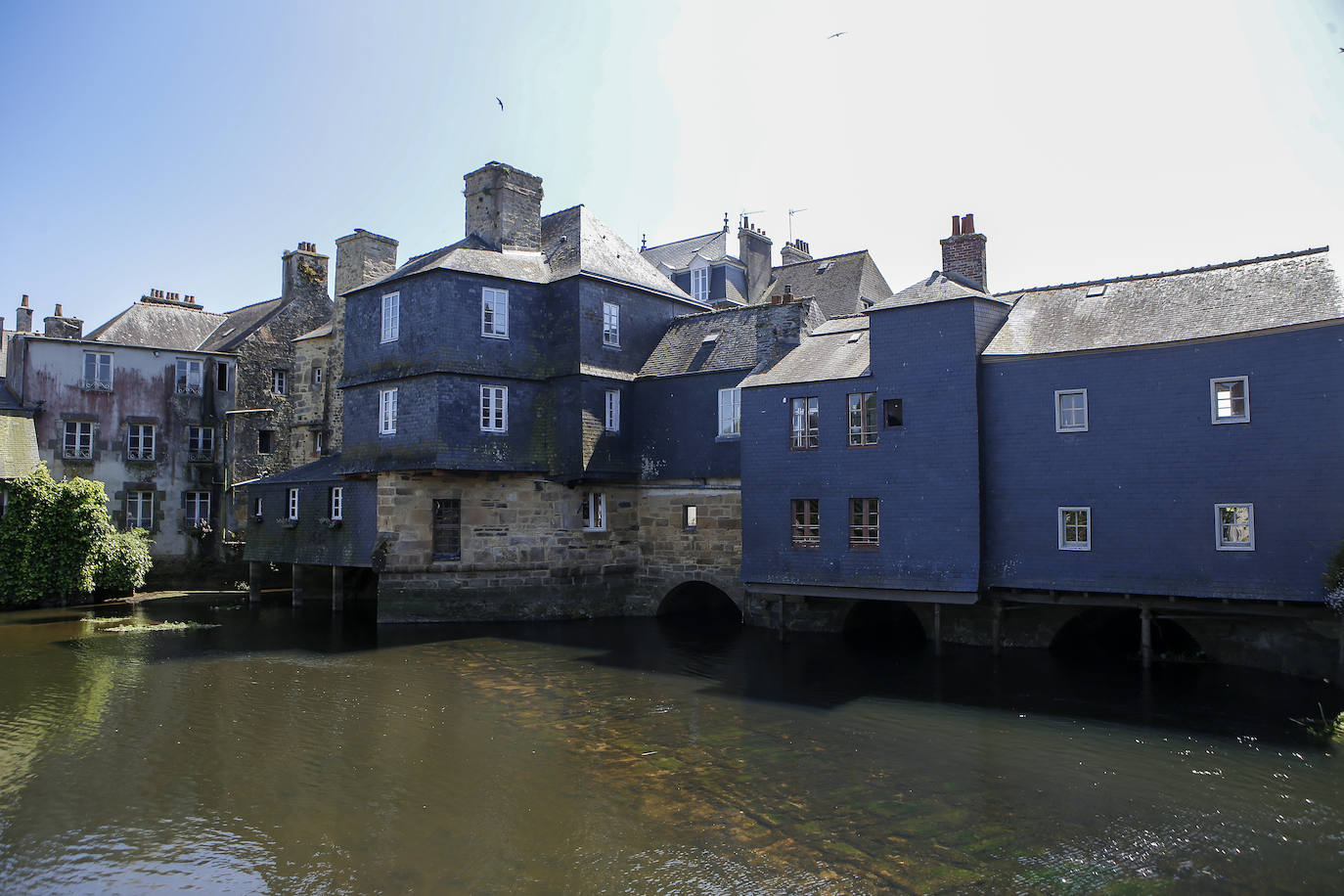 Landerneau, pueblo en la región de la Bretaña francesa famoso por el puente de Rohan, uno de los pocos puentes todavía habitados en Francia, e incluso en Europa. Landerneau (Francia)