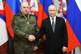 Putin estrecha la mano de Surovikin tras imponerle la Orden de San Jorge en Moscú el pasado diciembre.