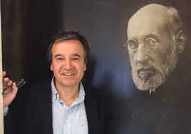 José Ramón Alonso, ante un retrato de Santiago Ramón y Cajal en el Centro de interpretación Ramón y Cajal de Ayerbe (Huesca).