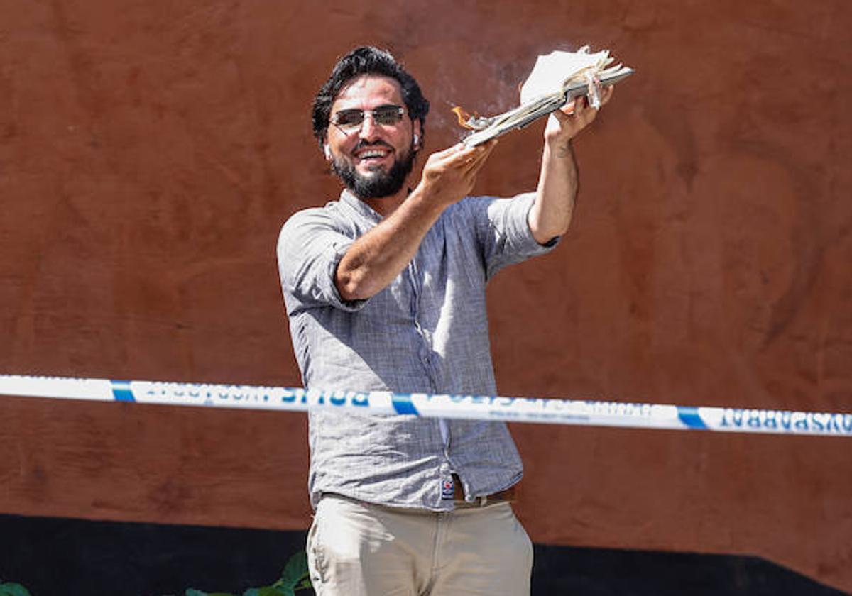 Salwan Momika, con el Corán durante la protesta en Estocolmo.