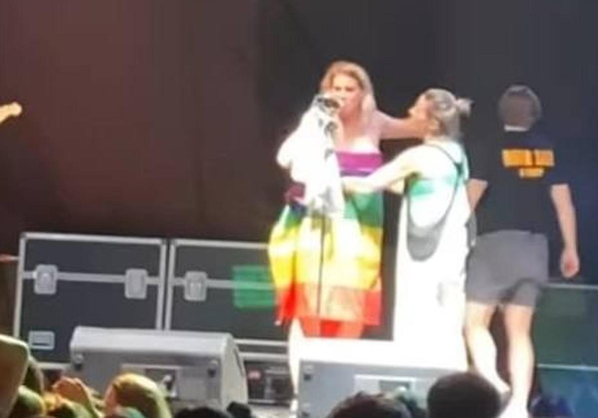 Rocío Saiz fue obligada a taparse con una bandera.