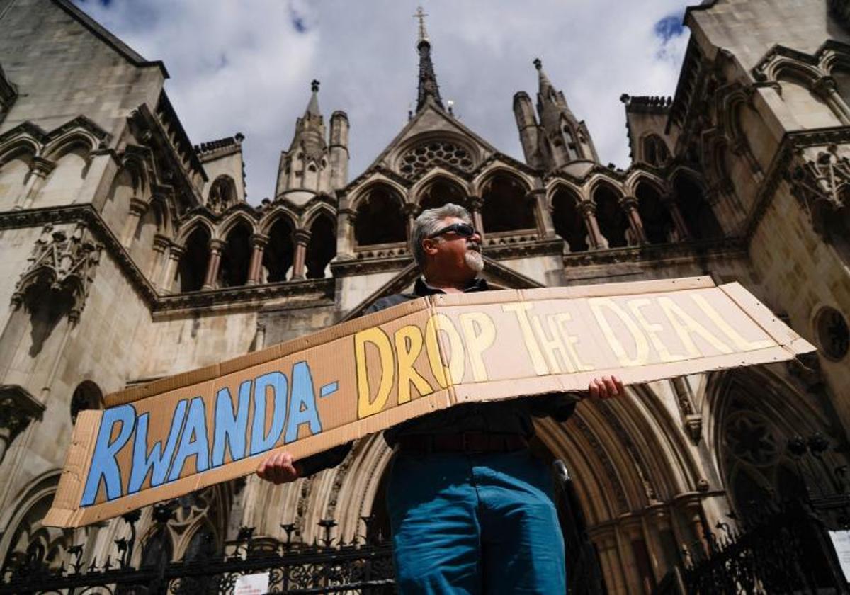 Un manifestante protesta en Londres contra la extradiciones