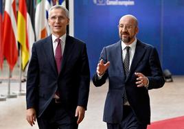 El secretario general de la OTAN, Jens Stoltenberg, y el presidente del Consejo Europeo, Charles Michel, llegan a una cumbre del Consejo Europeo en Bruselas