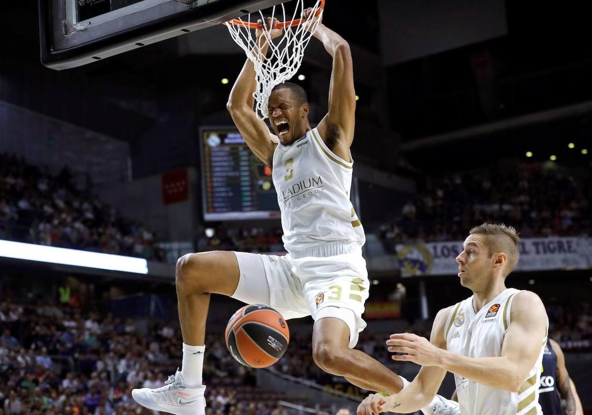 Anthony Randolph machaca la canasta en un partido de Euroliga.