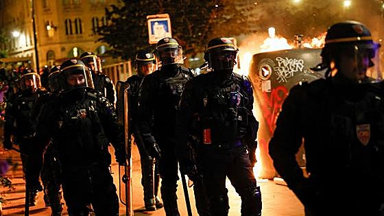 Más de 1.000 detenidos y 79 policías heridos en una cuarta noche de violencia y saqueos en Francia
