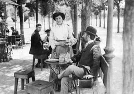 Aguaducho o puesto de bebidas en el madrileño Paseo de Recoletos en agosto de 1906.