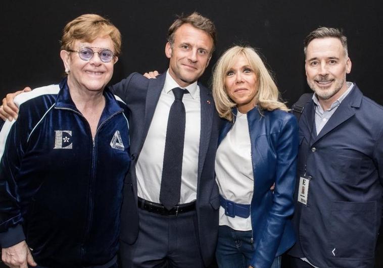 Macron y su esposa Brigitte se fotografiaron con Elton John y su esposo David Furnish tras el concierto