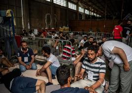 Los migrantes rescatados que viajaban en el 'Adriana' fueron acogidos en la ciudad portuaria de Kalamata, en el Peloponeso.