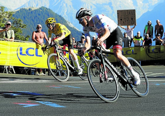 Vingegaard y Pogacar en la subida a Alpe d'Huez en 2022.