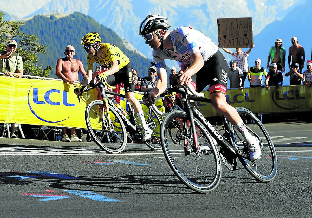 Vingegaard y Pogacar en la subida a Alpe d'Huez en 2022.