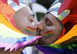 Dos participantes se besan durante la marcha del Orgullo, celebrada ayer por el centro de Madrid.