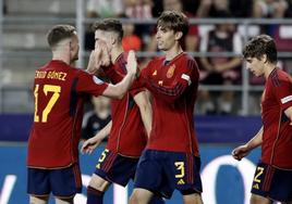 Miranda celebra el gol que le dio la victoria a España.