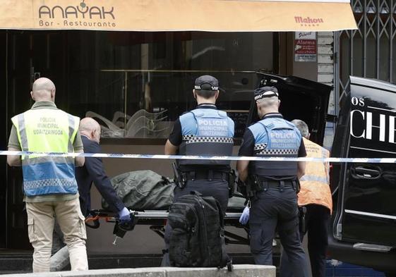 Imagen del bar en el que un hombre ha matado a una mujer en Pamplona.