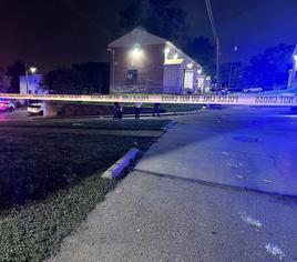 Un cordón policial cierra el paso a la urbanización de Baltimore donde esta madrugada tuvo lugar el tiroteo.