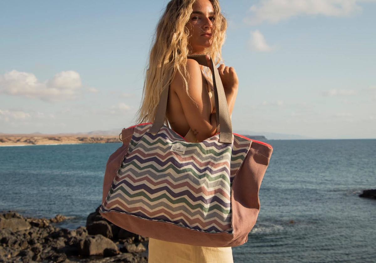 Una modelo con una bolsa de la firma My Wander.