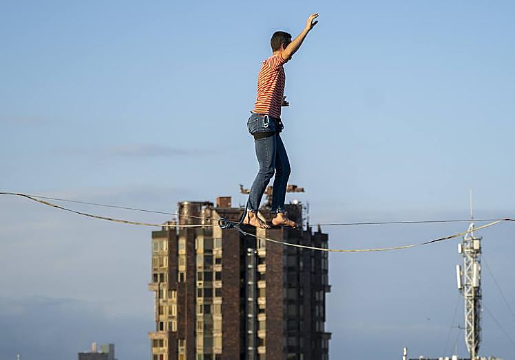 Nathan Paulin, en un momento de su arriesgada acción a 70 metros del suelo en el centro de la Ciudad Condal.