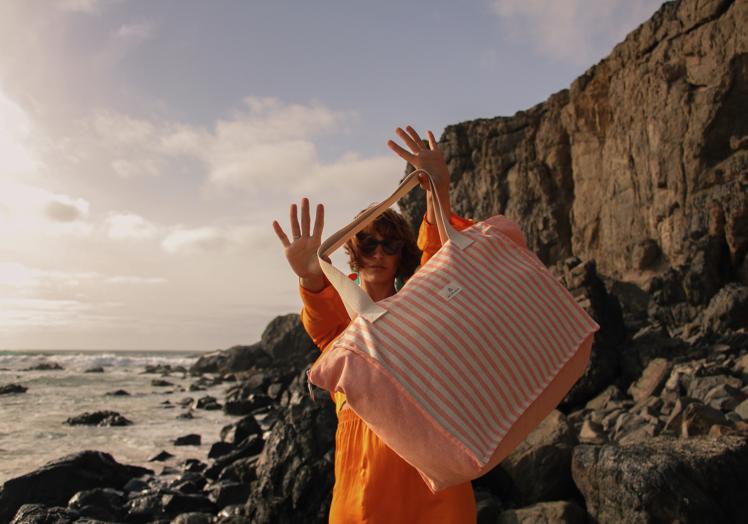 Una modelo con una bolsa de la firma My Wander.