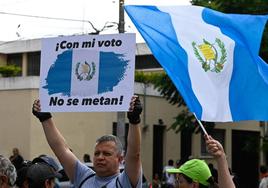 Los guatemaltecos protestan frente a la sede del Tribunal Supremo Electoral tras la orden del recuento de votos de la primera vuelta de los comicios presidenciales