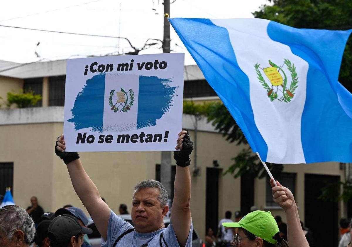 Los guatemaltecos protestan frente a la sede del Tribunal Supremo Electoral tras la orden del recuento de votos de la primera vuelta de los comicios presidenciales