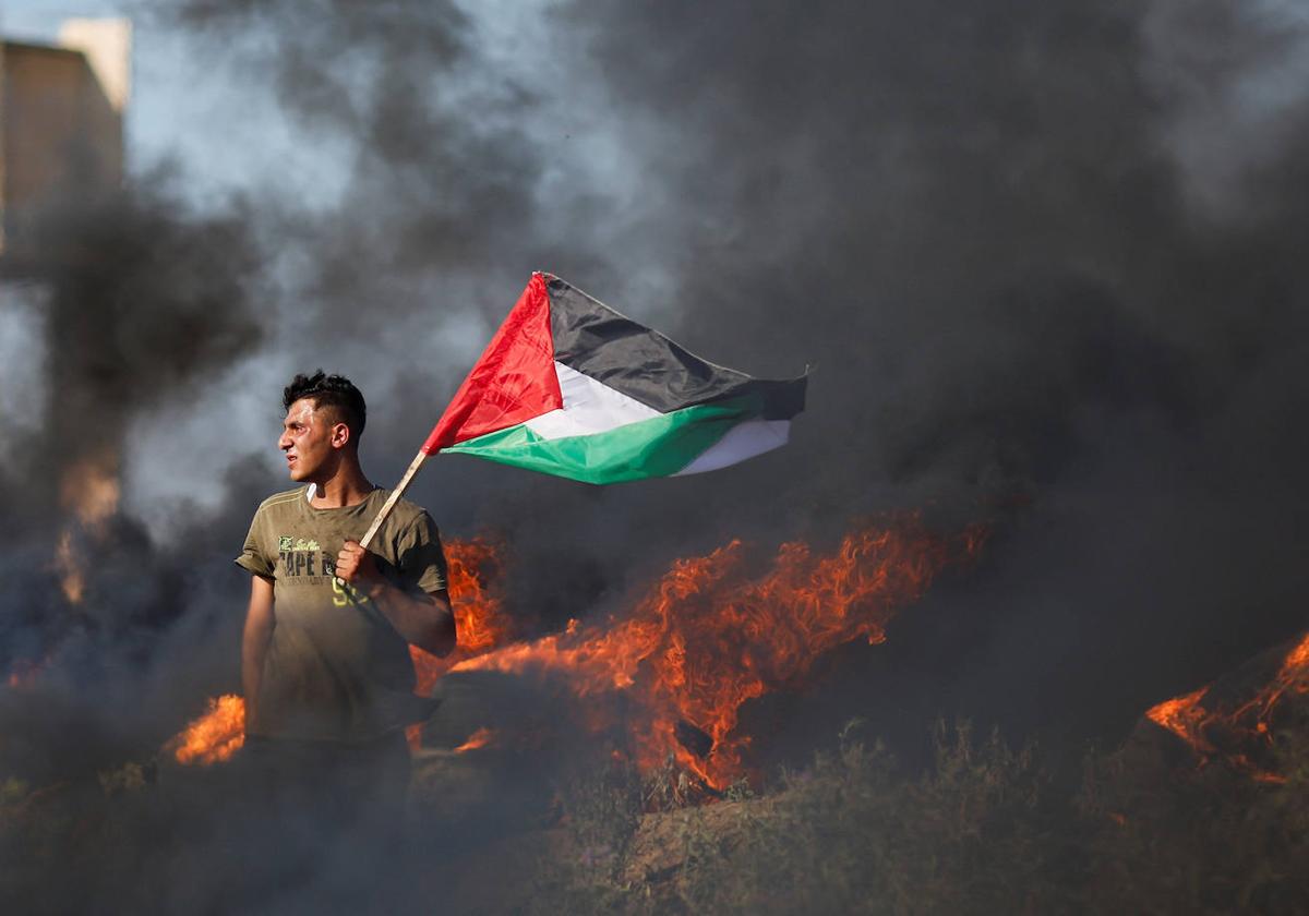 Un joven ondea la bandera palestina durante las protestas en Yenín.