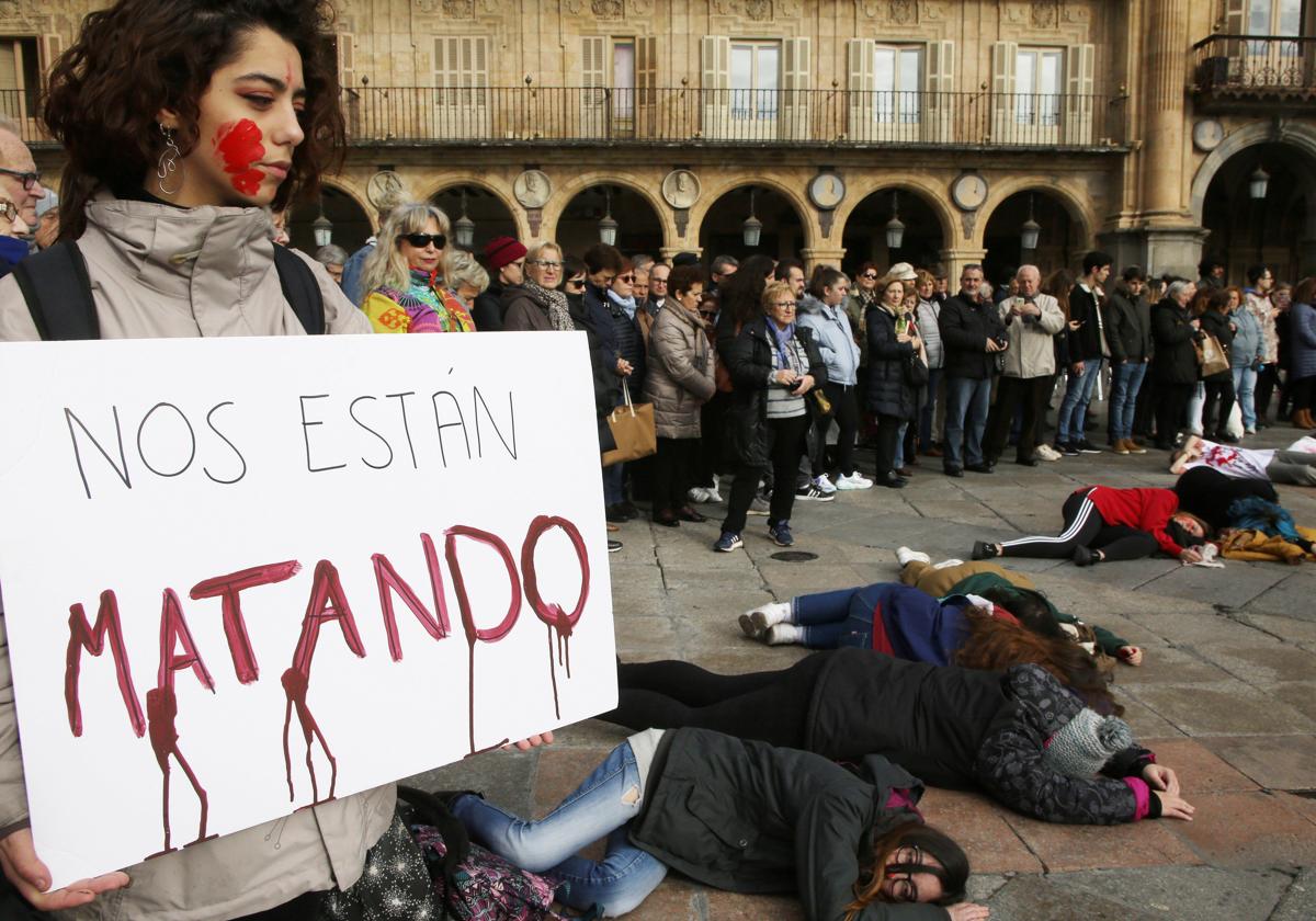 Concentración de repulsa por el asesinato de Laura Luelmo en la Plaza Mayor de Salamanca de los alumnos de la facultad de Bellas Artes, donde estudió la maestra zamorana.