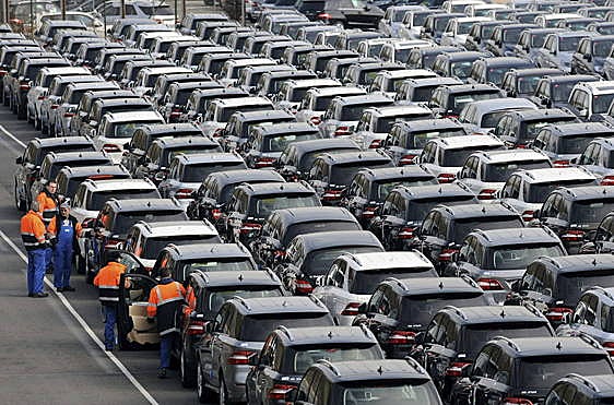 Las ventas de coches superan las 100.000 unidades por primera vez en 29 meses