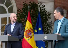 El presidente del Consejo Europeo, Charles Michel, y el presidente del Gobierno, Pedro Sánchez, ayer, en la Moncloa.