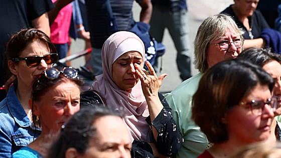170.000 euros en donaciones para la familia de Nahel; un millón para los allegados del policía que le disparó